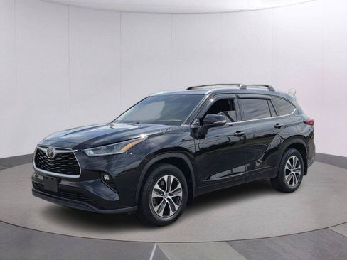 Used 2021 Toyota Highlander XLE FWD image 1