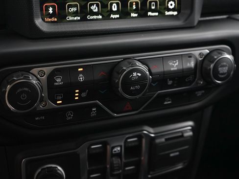 Used 2022 Jeep Wrangler Unlimited Sahara w/ Cold Weather Group image 15