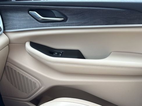 Used 2023 Jeep Grand Cherokee Limited RWD image 23