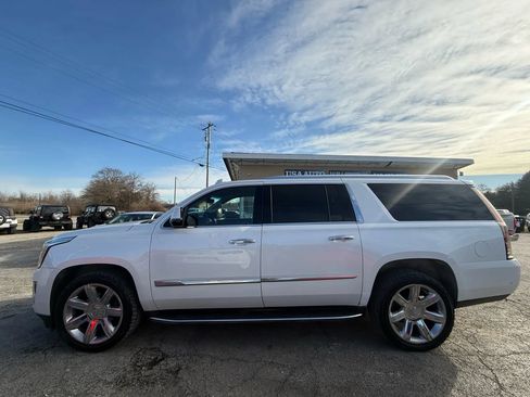 Used 2017 Cadillac Escalade ESV Luxury AWD/4WD image 3
