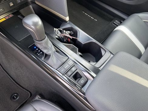 Used 2025 Toyota Camry SE image 40