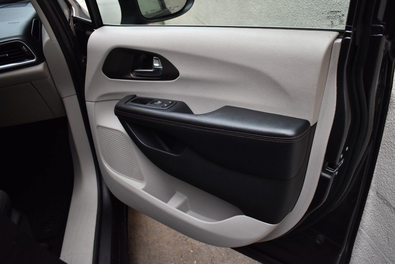 Used 2019 Chrysler Pacifica L FWD image 22