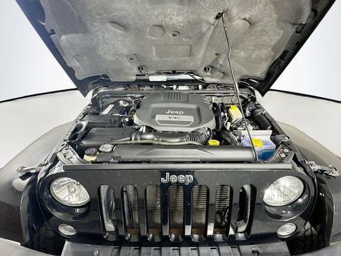 Used 2015 Jeep Wrangler Unlimited Sahara w/ Max Tow Package AWD/4WD image 28