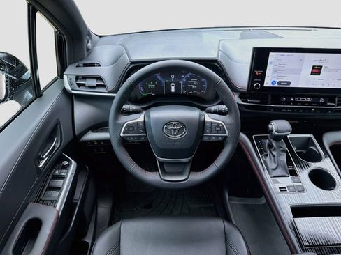 Used 2026 Toyota Sienna XSE FWD image 17