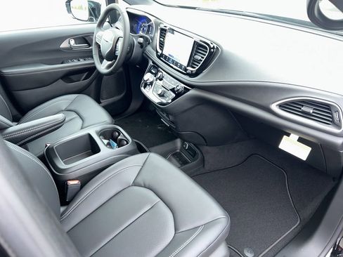 New 2026 Chrysler Pacifica Select image 24