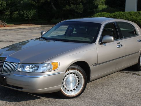 Used 2002 Lincoln Town Car Executive RWD image 19
