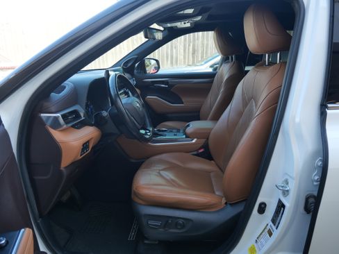 Used 2021 Toyota Highlander Platinum image 19