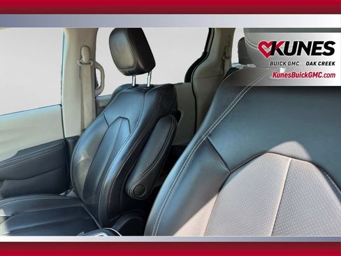 Used 2023 Chrysler Pacifica Touring-L FWD image 23