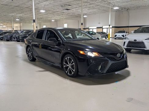 Used 2018 Toyota Camry SE w/ Convenience Package FWD image 3