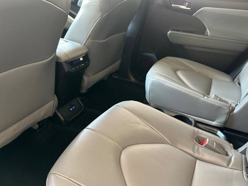Used 2022 Toyota Highlander XLE AWD/4WD image 12