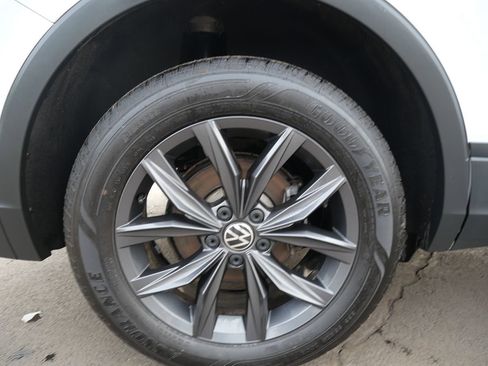 Used 2022 Volkswagen Tiguan SE w/ Panoramic Sunroof Package image 34