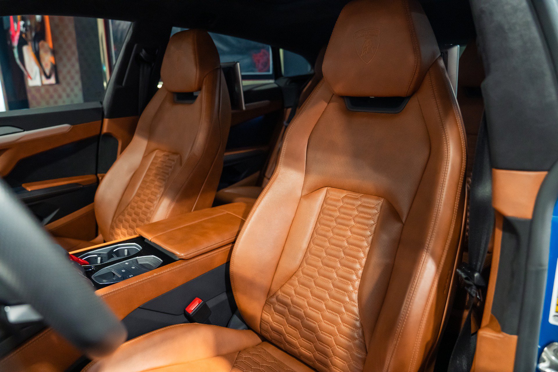 Used 2019 Lamborghini Urus AWD/4WD image 3