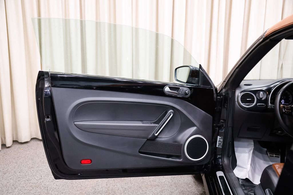 Used 2019 Volkswagen Beetle 2.0T SE FWD image 12