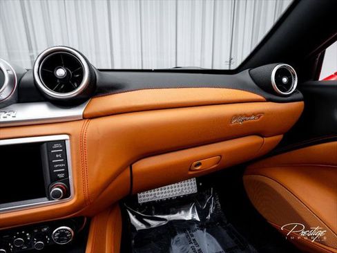 Used 2016 Ferrari California T RWD image 35