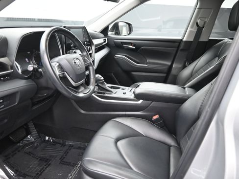 Used 2022 Toyota Highlander XLE FWD image 12