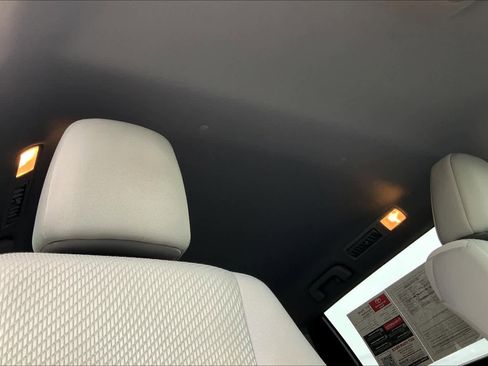 Used 2017 Toyota Highlander LE image 13