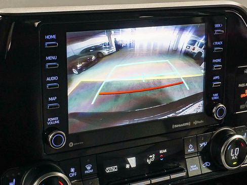 Used 2020 Toyota Highlander XLE image 30