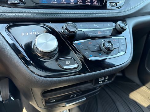Used 2020 Chrysler Pacifica Limited FWD image 60