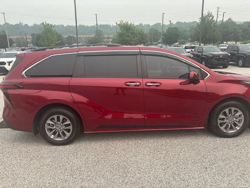Used 2021 Toyota Sienna XLE FWD image 2