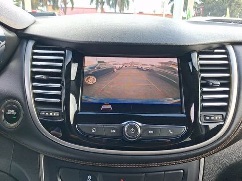 Used 2020 Chevrolet Trax LT w/ LT Convenience Package FWD image 21