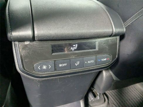 Used 2022 Toyota Highlander XLE AWD/4WD image 39