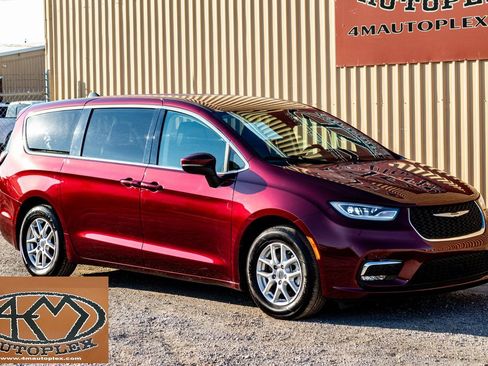 Used 2023 Chrysler Pacifica Touring-L image 1