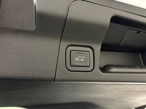 Used 2023 GMC Acadia SLT FWD image 46