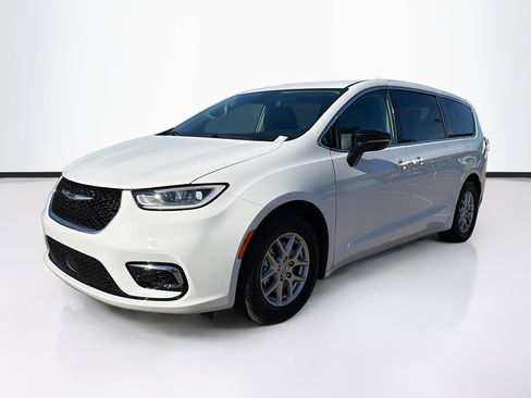 Used 2024 Chrysler Pacifica Touring-L image 7