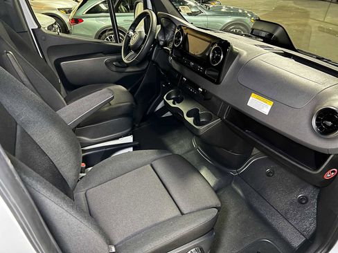Used 2025 Mercedes-Benz Sprinter 2500 image 11