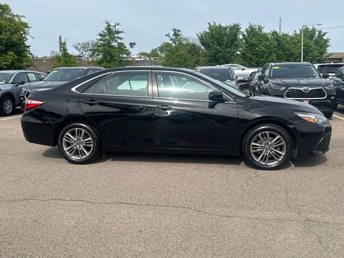 Used 2017 Toyota Camry SE w/ Moonroof Package FWD image 8