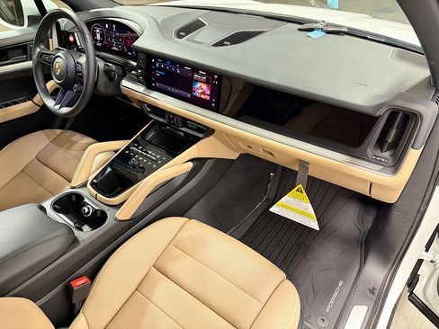 Used 2025 Porsche Cayenne image 15