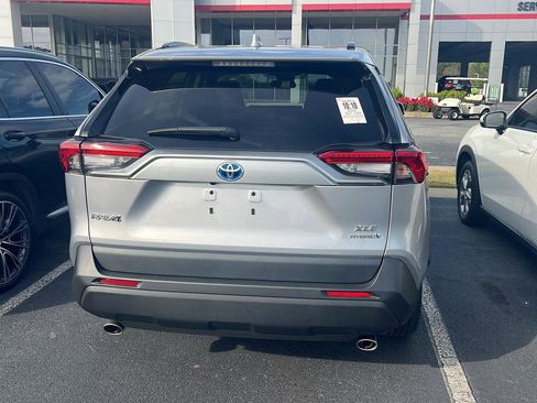 Used 2022 Toyota RAV4 XLE image 9