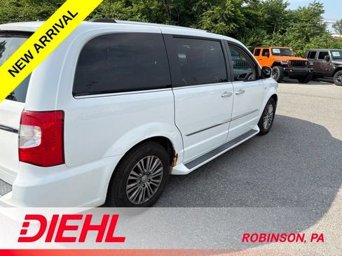 Used 2014 Chrysler Town & Country Touring-L FWD image 8