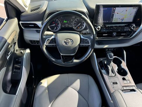 Certified 2022 Toyota Highlander Platinum image 17
