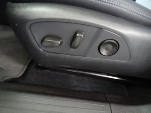 Used 2025 Chevrolet Equinox EV LT FWD image 3