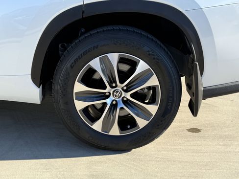 Used 2023 Toyota Highlander XLE image 15