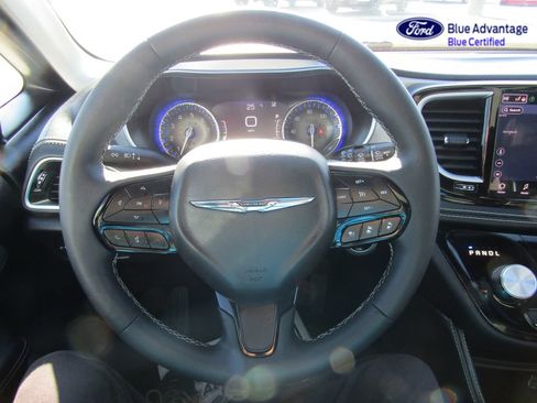 Used 2025 Chrysler Pacifica Limited FWD image 15