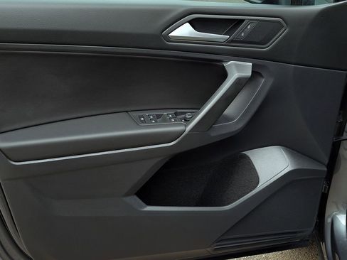 Used 2021 Volkswagen Tiguan SE R-Line image 11