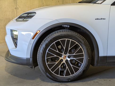 New 2026 Porsche Macan 4 Electric image 14