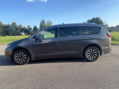 Used 2021 Chrysler Pacifica Touring-L FWD image 4