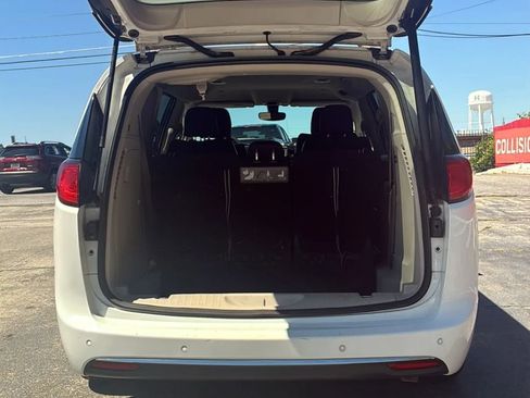 Used 2020 Chrysler Pacifica Touring-L FWD image 16