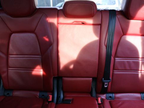 Used 2020 Porsche Cayenne w/ Premium Package image 32