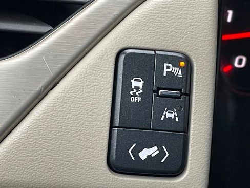 Used 2016 GMC Yukon XL Denali image 38