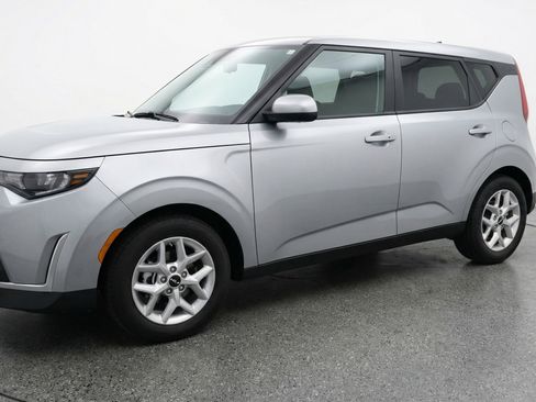 Used 2025 Kia Soul LX w/ LX Technology Package image 3