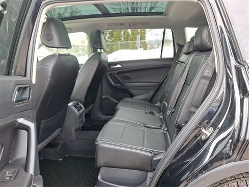 Used 2021 Volkswagen Tiguan SE w/ Panoramic Sunroof Package image 9