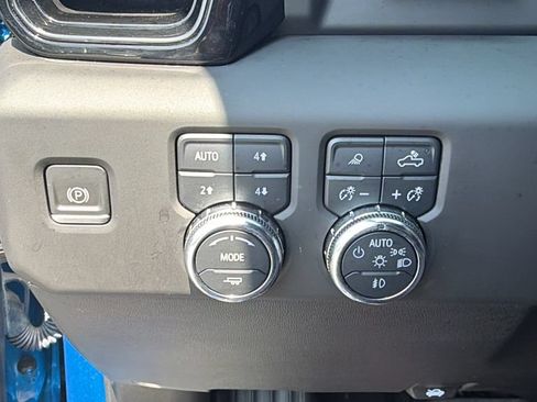 Used 2022 GMC Sierra 1500 AT4 w/ AT4 Premium Package AWD/4WD image 32