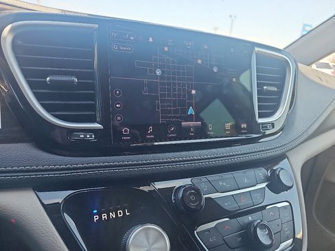 Used 2023 Chrysler Pacifica Limited FWD image 17