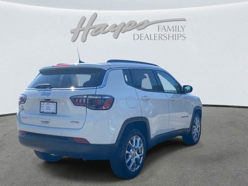 Certified 2022 Jeep Compass Latitude image 3