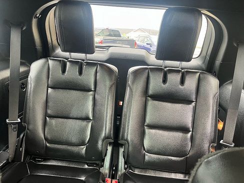 Used 2017 Ford Explorer XLT w/ Equipment Group 202A AWD/4WD image 22