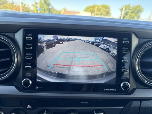 Used 2020 Toyota Tacoma TRD Off-Road w/ Technology Package AWD/4WD image 18